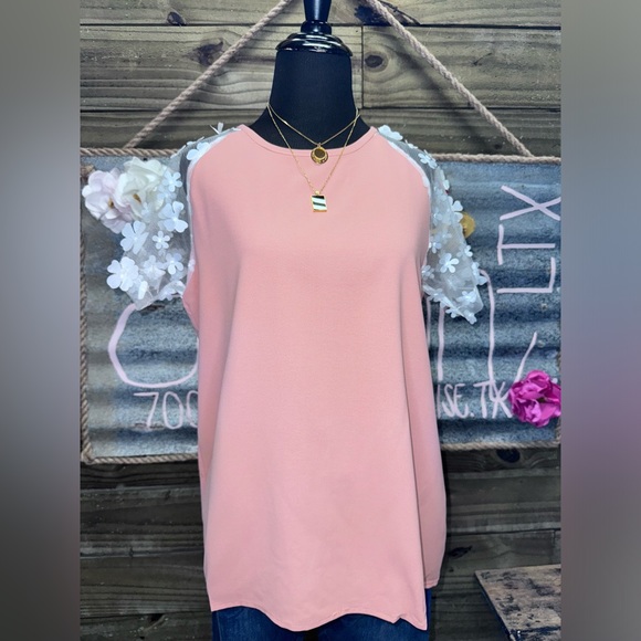 Boutique Brand Floral Embellished Lace Sleeve Pink Blouse Keyhole Back ๐ - Picture 2 of 9